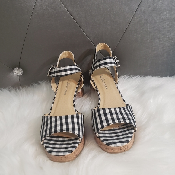 Chinese Laundry open toe slip on platform sandals - Picture 4 of 16